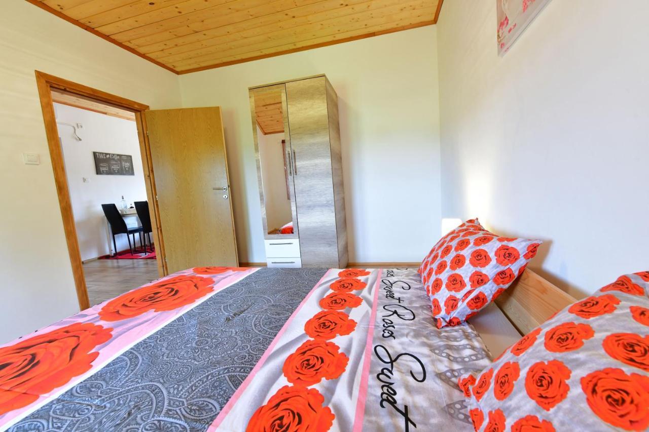 Apartments Laura Rakovica Bagian luar foto