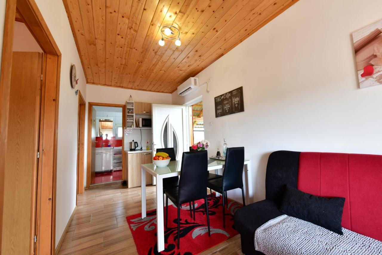 Apartments Laura Rakovica Bagian luar foto